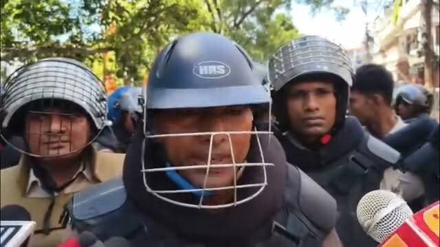 भागलपुर में छात्र आंदोलन ने लिया उग्र रूप! स्थिति को लेकर भागलपुर की जिलाधिकारी अलंकृता पाण्डेय और पुलिस अधीक्षक प्रमोद कुमार यादव ने क्या कहा? देखिए पूरा बयान और जानिए प्रशासन की अपील।
#Bhagalpur #BhagalpurNews #Bihar #BiharNews #StudentProtest #Students #BreakingNews #LatestNews #ViralNews #DMBhagalpur #SPBhagalpur #AlankritaPandey #PramodKumarYadav #Police #Administration #Education #Trending #NewsUpdate #BhagalpurSuperfastNews #SachKaAaina