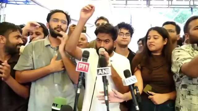 "इस्तीफा सिर्फ शुरुआत, हमारी दो मांगें अभी बाकी हैं!"
शिक्षा मंत्री धर्मेंद्र प्रधान के इस्तीफे के बाद छात्र संगठन CJP के संस्थापक अभिजीत दीपके ने साफ कहा कि आंदोलन अभी समाप्त नहीं हुआ है। उनका कहना है कि जब तक बाकी मांगों पर कार्रवाई नहीं होती, छात्रों का संघर्ष जारी रहेगा।
CJP की प्रमुख मांगें:
मानसिक दबाव में जान गंवाने वाले अभ्यर्थियों के परिवारों को ₹1 करोड़ का मुआवजा दिया जाए।
20 जुलाई के छात्र प्रदर्शन के दौरान हुए कथित लाठीचार्ज के जिम्मेदार पुलिसकर्मियों पर सख्त कार्रवाई की जाए।
छात्रों का कहना है कि उनका आंदोलन न्याय और जवाबदेही की मांग को लेकर है और वे अपनी मांगें पूरी होने तक पीछे नहीं हटेंगे।
इन मांगों पर आपकी क्या राय है? अपनी प्रतिक्रिया कमेंट में जरूर दें।
#धर्मेंद्रप्रधान #अभिजीतदीपके #CJP #छात्रआंदोलन #NEET #शिक्षा #युवाआवाज #IndiaNews