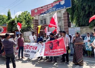 #दलसिंहसराय में छात्र फेडरेशन,जनवादी नौजवान सभा एवं ऑल इंडिया स्टूडेंट्स फेडरेशन के संयुक्त तत्वावधान में दलसिंहसराय में विरोध मार्च निकाला गया.मार्च आर.बी. कॉलेज से शुरू होकर शहर के विभिन्न मार्गों से होते हुए थाना चौक पर आकर समाप्त हुआ.विरोध मार्च दिल्ली के जंतर-मंतर और पटना में शांतिपूर्ण आंदोलन कर रहे छात्र-छात्राओं पर हुए पुलिस के बर्बर लाठीचार्ज के खिलाफ आयोजित किया गया था.मार्च का नेतृत्व कुन्दन यादव,दुर्गेश कुमार,नीलम देवी,बिधानचंद्र एंव सत्यम भारद्वाज ने किया.प्रदर्शनकारियों ने हाथों में तख्तियां और बैनर लेकर शिक्षा विरोधी नीतियों, पेपर लीक और छात्र आंदोलन पर दमन के खिलाफ नारेबाजी की.