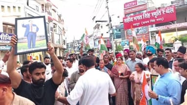 NEET पेपर लीक मामले में जान गंवाने वाले छात्रों को कांग्रेसियों ने दी श्रद्धांजलि, निकाला कैंडल मार्च
#Congress #CandleMarch #JantarMantar #JusticeForStudents #StudentProtest #Delhi #Protest #YouthVoice #Loktantra #UttarakhandCongress #Rudrapur #NewsUpdate #BreakingNews #HindiNews #NewsWorld24India