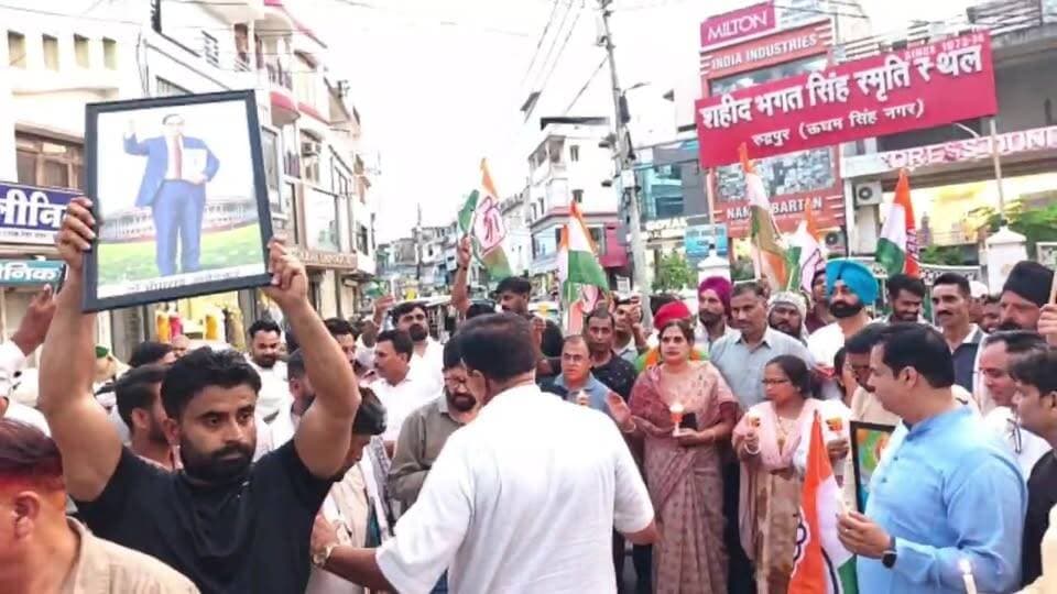 NEET पेपर लीक मामले में जान गंवाने वाले छात्रों को कांग्रेसियों ने दी श्रद्धांजलि, निकाला कैंडल मार्च
#Congress #CandleMarch #JantarMantar #JusticeForStudents #StudentProtest #Delhi #Protest #YouthVoice #Loktantra #UttarakhandCongress #Rudrapur #NewsUpdate #BreakingNews #HindiNews #NewsWorld24India
