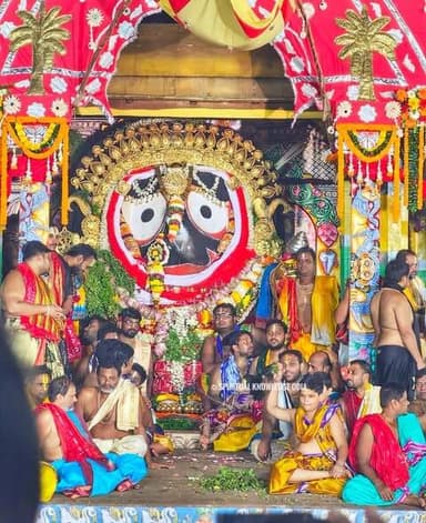 #ସୁନାବେଶରେ_ଝଟକୁଛନ୍ତି_ମହାପ୍ରଭୁ
ମହଣ ମହଣ ସୁନାରେ ଛାଉଣି ହୋଇଛନ୍ତି ଦାରୁବ୍ରହ୍ମ । ସୁନାବେଶରେ ଦର୍ଶନ ଦେଉଛନ୍ତି ଶ୍ରୀବିଗ୍ରହ ।
#latastnews #jayjagannatha #sunebesha #puri