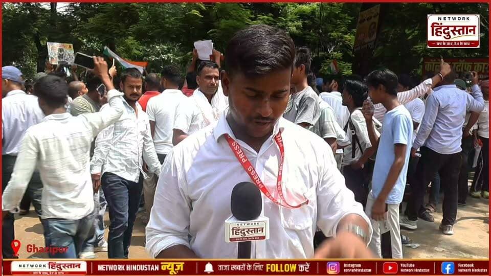 आज गाजीपुर जिले में छात्रों द्वारा किया गया शांतिपूर्वक धरना प्रदर्शन जिसमें छात्रों ने धर्मेंद्र प्रधान के इस्तीफा की मांग को रखा !
हालांकि इस समय धर्मेंद्र प्रधान अपने पद से इस्तीफा दे दिए हैं लेकिन यह वीडियो उसे समय का है उनके इस्तीफा से कुछ घंटे पहले का जब युवा उनके खिलाफ धरना दे रहे थे
#ghazipur #GhazipurNews #GhazipurProtest #StudantProtestGhazipur #Neet