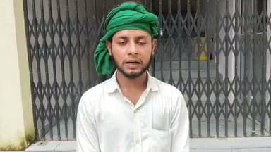 खाद माफिया का कहर! शिकायत की तो बुलाकर पीटा, 36 घंटे बाद भी खामोश पुलिस पीड़ित की आत्मघाती चेतावनी
#हरदोई/टड़ियावां। खाद की ओवररेटिंग की शिकायत करना एक युवक को महंगा पड़ गया। ग्राम कालाआम थाना टड़ियावां निवासी सत्यम बाजपेई ने पुलिस को दिए प्रार्थना पत्र में बताया कि उन्होंने 22 जुलाई को जिला कृषि अधिकारी से गोपालपुर स्थित एक खाद भंडार पर निर्धारित मूल्य से अधिक कीमत वसूलने की शिकायत की थी।पीड़ित का आरोप है कि इसी शिकायत से नाराज होकर खाद विक्रेता ने उन्हें सबक सिखाने की योजना बनाई। उनके अनुसार, शुक्रवार सुबह करीब 8:30 बजे मनोज सिंह ने फोन कर खाद लेने व बातचीत के बहाने दुकान पर बुलाया, जहां उनके साथ मारपीट की गई।वहीं, किसान यूनियन के महामंत्री सत्यम बाजपेई ने आरोप लगाया कि घटना के 36 घंटे बाद भी कोई कार्रवाई नहीं की गई। उन्होंने चेतावनी दी कि यदि जल्द कार्रवाई नहीं होती है तो वह आत्मघाती कदम उठा सकते हैं, जिसकी जिम्मेदारी पुलिस प्रशासन की होगी।
#रिपोर्ट विनय गुप्ता द टेलीकास्ट न्यूज