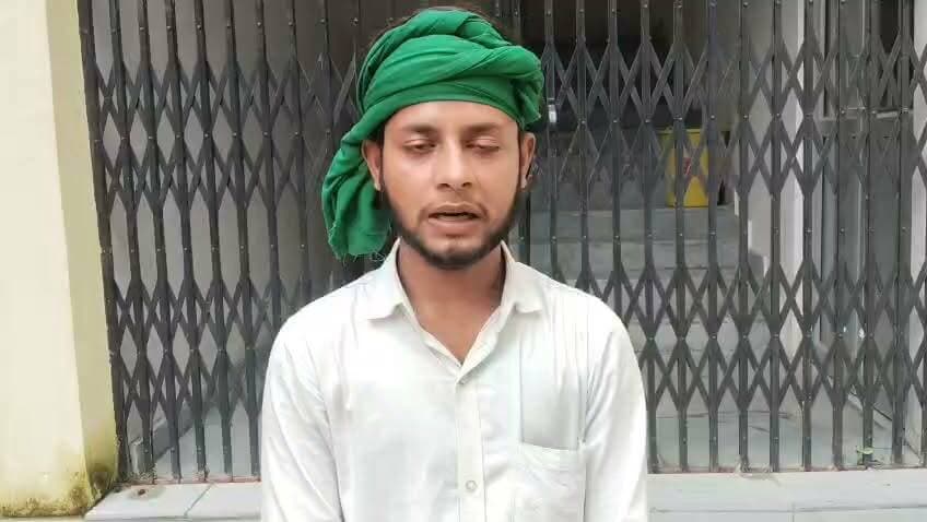 खाद माफिया का कहर! शिकायत की तो बुलाकर पीटा, 36 घंटे बाद भी खामोश पुलिस पीड़ित की आत्मघाती चेतावनी
#हरदोई/टड़ियावां। खाद की ओवररेटिंग की शिकायत करना एक युवक को महंगा पड़ गया। ग्राम कालाआम थाना टड़ियावां निवासी सत्यम बाजपेई ने पुलिस को दिए प्रार्थना पत्र में बताया कि उन्होंने 22 जुलाई को जिला कृषि अधिकारी से गोपालपुर स्थित एक खाद भंडार पर निर्धारित मूल्य से अधिक कीमत वसूलने की शिकायत की थी।पीड़ित का आरोप है कि इसी शिकायत से नाराज होकर खाद विक्रेता ने उन्हें सबक सिखाने की योजना बनाई। उनके अनुसार, शुक्रवार सुबह करीब 8:30 बजे मनोज सिंह ने फोन कर खाद लेने व बातचीत के बहाने दुकान पर बुलाया, जहां उनके साथ मारपीट की गई।वहीं, किसान यूनियन के महामंत्री सत्यम बाजपेई ने आरोप लगाया कि घटना के 36 घंटे बाद भी कोई कार्रवाई नहीं की गई। उन्होंने चेतावनी दी कि यदि जल्द कार्रवाई नहीं होती है तो वह आत्मघाती कदम उठा सकते हैं, जिसकी जिम्मेदारी पुलिस प्रशासन की होगी।
#रिपोर्ट विनय गुप्ता द टेलीकास्ट न्यूज