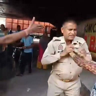 कानपुर में बीच सड़क महिला ने होमगार्ड की पिटाई, छेड़छाड़ के आरोप से मचा हड़कंप
नेशनल हाईवे पर हाई-वोल्टेज ड्रामा, वीडियो सोशल मीडिया पर वायरल
पुलिस मामले की जांच में जुटी, आरोपों की सत्यता की होगी जांच
✒️रिपोर्ट संपादक महेंद्र उर्फ़ साजन सिंह हाडा
उत्तरप्रदेश । कानपुर के गुजैनी थाना क्षेत्र स्थित नेशनल हाईवे पर एक महिला द्वारा कथित तौर पर एक होमगार्ड की बीच सड़क पर पिटाई किए जाने का मामला सामने आया है। सोशल मीडिया पर वायरल हो रहे वीडियो में महिला होमगार्ड पर लात-घूंसे चलाती दिखाई दे रही है। महिला का आरोप है कि संबंधित होमगार्ड काफी समय से उसके साथ छेड़छाड़ करता था। हालांकि, इन आरोपों की स्वतंत्र आधिकारिक पुष्टि फिलहाल नहीं हुई है और पुलिस मामले की जांच कर रही है।
कानपुर। गुजैनी थाना क्षेत्र के नेशनल हाईवे पर उस समय अफरा-तफरी मच गई जब एक महिला ने कथित तौर पर एक होमगार्ड को बीच सड़क पर रोककर उसकी पिटाई शुरू कर दी। घटना का वीडियो सोशल मीडिया पर तेजी से वायरल हो रहा है, जिसमें महिला होमगार्ड पर लात-घूंसे बरसाती दिखाई दे रही है, जबकि आसपास लोगों की भीड़ जुट गई।
प्रारंभिक जानकारी के अनुसार, महिला का आरोप है कि संबंधित होमगार्ड लंबे समय से उसके साथ छेड़छाड़ और अभद्र व्यवहार करता था। इसी से नाराज होकर महिला ने सार्वजनिक स्थान पर उसका विरोध किया।
घटना के दौरान मौजूद लोगों ने दोनों पक्षों को शांत कराने का प्रयास किया। सूचना मिलने के बाद पुलिस ने मामले का संज्ञान लिया और पूरे घटनाक्रम की जांच शुरू कर दी है।
महत्वपूर्ण: महिला द्वारा लगाए गए आरोपों की अभी आधिकारिक पुष्टि नहीं हुई है। मामले की वास्तविक स्थिति पुलिस जांच, उपलब्ध साक्ष्यों तथा दोनों पक्षों के बयान के आधार पर ही स्पष्ट होगी। इसलिए वायरल वीडियो या सोशल मीडिया पर प्रसारित दावों को अंतिम सत्य मानना उचित नहीं होगा।
यह मामला महिलाओं की सुरक्षा, सार्वजनिक स्थानों पर कानून-व्यवस्था और शिकायतों के समयबद्ध निस्तारण जैसे महत्वपूर्ण प्रश्न उठाता है। यदि छेड़छाड़ के आरोप सही पाए जाते हैं तो दोषी के विरुद्ध कानून के अनुसार कार्रवाई आवश्यक है। वहीं यदि आरोप असत्य सिद्ध होते हैं, तो उस स्थिति में भी विधिक प्रक्रिया के अनुसार उचित कार्रवाई की जाएगी। निष्पक्ष जांच ही इस मामले की सच्चाई सामने ला सकती है।
🟥 ND NEWS | दैनिक निष्पक्ष धारा की अपील
एनडी न्यूज़ एवं दैनिक निष्पक्ष धारा सभी नागरिकों से अपील करता है कि महिलाओं से जुड़े किसी भी उत्पीड़न या छेड़छाड़ की घटना की तत्काल पुलिस में शिकायत करें। कानून अपने हाथ में लेने के बजाय कानूनी प्रक्रिया का पालन करें। पुलिस एवं संबंधित विभागों से भी अपेक्षा है कि ऐसी शिकायतों पर संवेदनशीलता और निष्पक्षता के साथ त्वरित कार्रवाई सुनिश्चित करें।
जनहित में सुझाव
छेड़छाड़ या उत्पीड़न की स्थिति में तत्काल पुलिस हेल्पलाइन या नजदीकी थाने से संपर्क करें।
सार्वजनिक स्थानों पर विवाद होने पर कानून अपने हाथ में न लें।
वायरल वीडियो साझा करने से पहले उसकी सत्यता की पुष्टि करें।
पुलिस सभी पक्षों की निष्पक्ष जांच कर कानूनी कार्रवाई सुनिश्चित करे।
महिलाओं की सुरक्षा और सम्मान को सर्वोच्च प्राथमिकता दी जाए।
👇👇👇
#NDNews #दैनिकनिष्पक्षधारा #Kanpur #Gujaini #UPNews #BreakingNews #WomenSafety #Harassment #PoliceInvestigation #KanpurPolice #CrimeNews #ViralVideo
👇👇👇👇👇
@dgpup
@RSSorg
@UPGovt
@RSSgeet
@wpl1090
@Uppolice
@MIB_India
@PMOIndia
@HMOIndia
@VHPDigital
@InfoDeptUP
@myogioffice
@homeupgov
@CMOUP_RC
@CMOfficeUP
@ChiefSecyUP
@ChiefSecyUP
@MahantYogiG
@UpPolicemitra
@BajrangDalOrg
@UPPViralCheck
@rashtrapatibhvn
@112UttarPradesh
@UPMahilakalyan
@myogiadityanath
@kanpurnagarpol
@Uppolice
@NCWIndia
👇👇👇
🟥 ND NEWS | दैनिक निष्पक्ष धारा
मुख्य संपादक / संस्थापक: राजन सिंह हाड़ा
सह-संपादक: शालिनी सिंह भदौरिया
✒️ रिपोर्ट: सहयोगी शिवा गुप्ता के साथ जिला ब्यूरो अजय श्रीवास्तव
📍 कार्यालय-3: U158, हीरा स्वीट्स के पास, विकास मार्ग, लक्ष्मी नगर, पूर्वी दिल्ली, पिन कोड – 110092 (NCR)
📍 कार्यालय-2: विधानसभा रोड, बर्लिंगटन चौराहा, लखनऊ – 226001 (UP)
📍 कार्यालय-1: 1/1 अटल बिहारी चौराहा, नियर बर्मा चौराहा, फतेहपुर – 212601 (UP)
📅 दिनांक: 25 जुलाई 2026
📆 दिन: शनिवार
📧 Email: ndnewschannel@gmail.com
📞 मोबाइल: 9696119696