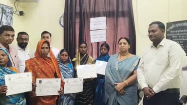 🏡 वर्षों का इंतज़ार खत्म... अब मिला अपनी जमीन का अधिकार! 🙌
अमरपुर में अभियान बसेरा-02 के तहत 10 भूमिहीन परिवारों के चेहरे पर खुशी लौट आई। मुख्यमंत्री वास योजना के अंतर्गत प्रत्येक लाभुक को करीब 3 डिसमल जमीन का स्वामित्व अधिकार देते हुए बंदोबस्ती प्रमाण पत्र सौंपा गया।
📍 सीओ आकाशदीप सिन्हा ने बताया कि 15 अगस्त को विशेष शिविर लगाकर बड़ी संख्या में और भी लाभुकों के बीच प्रमाण पत्र वितरित किए जाएंगे।
क्या यह अभियान भूमिहीन परिवारों के लिए नई उम्मीद साबित होगा? अपनी राय कमेंट में जरूर बताएं। 👇
#Amarpur #Banka #AbhiyanBasera02 #MukhyamantriAwasYojana #LandRights #BiharNews #BreakingNews #LocalNews #AmarpurNews #BankaNews
