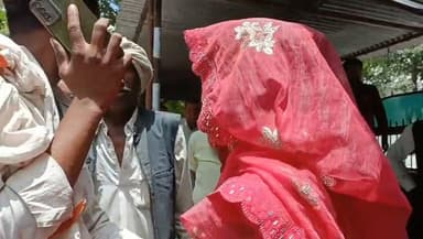 कचहरी परिसर में हाई वोल्टेज ड्रामा, विवाह करने पहुंची युवक युवती परिवार वालों ने पकडा, युवती कहती रही जाएंगे प्रेमी के साथ पर घरवाले ले गए जबरदस्ती अपने साथ वीडियो वायरल,
#gnmedia #bundelkhand #प्रेमी #lovestory #ललितपुर #lalitpur #lovelife #UpdateNews #UPNews #upnewstoday