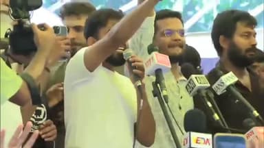 *नई दिल्ली।* शिक्षा मंत्री धर्मेंद्र प्रधान के इस्तीफे के बाद सीजेपी का पहला रिएक्शन आया है। जंतर-मंतर के मंच से सीजेपी के प्रमुख अभिजीत दीपके ने एलान करते हुए बताया कि धर्मेंद्र प्रधान का इस्तीफा हो गया है। उन्होंनें मंच से कहा, 'We have done it'(हमने कर दिखाया)।
इसके आगे अभिजीत ने कहा, झुकती है दुनिया झुकाने वाला चाहिए। धर्मेंद्र प्रधान का इस्तीफा हो गया। वह बोले, क्या कहते थे ये हमारे यहां इस्तीफा नहीं होता, हो गया इस्तीफा।
इसके साथ ही अभिजीत ने आगे का प्लान भी बताया कि क्या उनका ये प्रदर्शन आगे चलेगा या खत्म होगा। अभिजीत ने आगे बताया कि यह आंदोलन अभी खत्म नहीं होगा। #short #viralvideo #delhiprotest #cjpprotestdelhi #i̇stifa