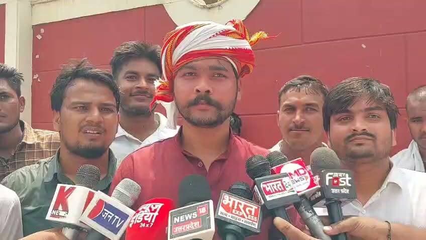 #गाजीपुर।
जंतर मंतर पर लाठीचार्ज के विरोध में प्रदर्शन।
बड़ी संख्या में छात्रों ने किया प्रदर्शन।
पीजी कालेज से छात्रों ने निकाला मार्च।
जिला कलेक्ट्रेट पर छात्रों युवाओं ने किया प्रदर्शन।