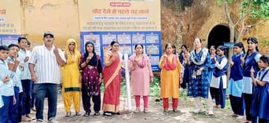 दतिया विधानसभा उपनिर्वाचन-2026 | स्वीप अभियान
विभिन्न विद्यालयों में मतदाता जागरूकता कार्यक्रम आयोजित
शासकीय माध्यमिक विद्यालय क्रमांक-2, रास-जेबी पब्लिक स्कूल, भास्कर पब्लिक स्कूल एवं मां पीतांबरा पीठ में विद्यार्थियों, शिक्षकों एवं अभिभावकों को लोकतंत्र और मताधिकार के महत्व के प्रति जागरूक करते हुए 30 जुलाई को मतदान करने तथा अन्य मतदाताओं को भी मतदान के लिए प्रेरित करने का संकल्प दिलाया गया।
Election Commission of India
Chief Electoral Officer Madhya Pradesh
#datia #दतिया #MadhyaPradesh