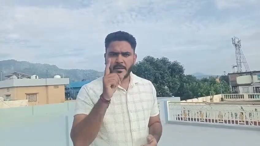 साला क्यों बोला! देहरादून। भाजपा प्रदेश अध्यक्ष महेंद्र भट्ट के युवाओं को साला बोलने पर आई राम कंडवाल की प्रतिक्रिया...!
#NewsAlert #Uttarakhand #Dehradun
#BJPGovernment #jantarMantar
#NewDelhi #उत्तराखंड_देहरादून #Mahendra_Bhatt