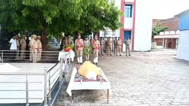 मुख्यमंत्री की वीआईपी ड्यूटी पर जा रहे हेड कांस्टेबल की सड़क हादसे में मौत
घायल साथी को बचाने के लिए हथगांव पुलिस की मानवता बनी मिसाल, रास्ते भर चलता रहा CPR
क्या समय पर मिल जाती मदद तो बच सकती थी जान? हाईवे पर पुलिस की संवेदनशीलता पर उठे सवाल
✒️ फतेहपुर (उत्तर प्रदेश) | ND NEWS | दैनिक निष्पक्ष धारा l अंकित मिश्रा के साथ अजय श्रीवास्तव
उत्तर प्रदेश के फतेहपुर जिले में मुख्यमंत्री योगी आदित्यनाथ की जनसभा में वीआईपी ड्यूटी के लिए जा रहे थाना धाता में तैनात मुख्य आरक्षी रामप्रवेश यादव की शनिवार सुबह सड़क दुर्घटना में मौत हो गई। इस घटना ने पूरे पुलिस महकमे को शोक में डुबो दिया है। वहीं, हादसे के बाद सामने आए घटनाक्रम ने कई गंभीर सवाल भी खड़े कर दिए हैं। प्रत्यक्षदर्शियों और स्थानीय सूत्रों के अनुसार, घायल पुलिसकर्मी काफी देर तक सड़क पर जीवन और मौत से जूझता रहा। इसी बीच हथगांव थाना प्रभारी और उनकी टीम ने जो मानवीय संवेदनशीलता दिखाई, उसकी हर ओर सराहना हो रही है।
VIP ड्यूटी पर जा रहे थे मुख्य आरक्षी, हसवा के पास हुआ दर्दनाक हादसा
जानकारी के अनुसार, थाना धाता में तैनात मुख्य आरक्षी रामप्रवेश यादव शनिवार सुबह मुख्यमंत्री की जनसभा में वीआईपी ड्यूटी के लिए फतेहपुर मुख्यालय आ रहे थे। सुबह लगभग सात बजे हसवा क्षेत्र के पास उनका सड़क हादसा हो गया। दुर्घटना बेहद गंभीर थी, जिसके बाद वह गंभीर रूप से घायल हो गए।
स्थानीय लोगों का कहना है कि हादसे के बाद घायल जवान कुछ समय तक सड़क पर तड़पता रहा। इसी दौरान राष्ट्रीय राजमार्ग (NH-2) से कई वाहन और पुलिसकर्मी भी गुजरे, लेकिन तत्काल राहत मिलने में देरी हुई। इस पहलू की आधिकारिक पुष्टि नहीं हुई है, इसलिए इसकी स्वतंत्र पुष्टि की जानी बाकी है।
हथगांव थाना प्रभारी अरुण चतुर्वेदी ने दिखाई संवेदनशीलता
इसी दौरान मुख्यमंत्री की वीआईपी ड्यूटी के लिए मुख्यालय जा रहे हथगांव थाना प्रभारी अरुण चतुर्वेदी की नजर घायल जवान पर पड़ी। उन्होंने बिना समय गंवाए अपनी सरकारी गाड़ी रुकवाई और पुलिस बल के साथ घायल मुख्य आरक्षी को तत्काल जिला अस्पताल भेजने की व्यवस्था कराई।
बताया जा रहा है कि वीआईपी ड्यूटी में देरी होने की आशंका के बावजूद उन्होंने पहले अपने साथी की जान बचाने को प्राथमिकता दी। इतना ही नहीं, घायल को अस्पताल रवाना करने के बाद स्वयं लगभग आधा किलोमीटर पैदल चलकर आगे बढ़े और बाद में एक बाइक सवार से लिफ्ट लेकर ड्यूटी स्थल पहुंचे।
चलती गाड़ी में साथी सिपाही करता रहा CPR
इस पूरे घटनाक्रम का सबसे भावुक दृश्य तब सामने आया, जब हथगांव थाने का एक पुलिसकर्मी जिला अस्पताल तक पहुंचने के दौरान लगातार घायल साथी को CPR (Cardiopulmonary Resuscitation) देता रहा। उसने अंतिम क्षण तक अपने साथी की सांसें लौटाने की हरसंभव कोशिश की।
इस दृश्य को जिसने भी देखा, उसकी आंखें नम हो गईं। लोगों ने कहा कि वर्दी के पीछे भी धड़कता हुआ एक संवेदनशील दिल होता है। सोशल मीडिया पर भी कई लोगों ने इस मानवीय प्रयास की सराहना करते हुए लिखा कि काश यह कोशिश सफल हो जाती और जवान की जान बच जाती।
डॉक्टरों ने किया पूरा प्रयास, लेकिन नहीं बच सकी जान
घायल मुख्य आरक्षी को जिला अस्पताल पहुंचते ही डॉक्टरों ने तत्काल उपचार शुरू किया और उन्हें बचाने का हर संभव प्रयास किया। हालांकि गंभीर चोटों के कारण उनकी जान नहीं बचाई जा सकी। इलाज के दौरान उन्होंने दम तोड़ दिया।
पुलिस लाइन में दी गई अंतिम सलामी
दुर्घटना के बाद मुख्य आरक्षी रामप्रवेश यादव के पार्थिव शरीर को पुलिस लाइन फतेहपुर लाया गया, जहां पुलिस अधीक्षक अभिमन्यु मांगलिक ने पुष्पचक्र अर्पित कर उन्हें श्रद्धांजलि दी। इस दौरान अपर पुलिस अधीक्षक, क्षेत्राधिकारी, प्रतिसार निरीक्षक तथा जनपद के अन्य पुलिस अधिकारी एवं कर्मचारी मौजूद रहे।
एसपी ने दिवंगत मुख्य आरक्षी की कर्तव्यनिष्ठा, अनुशासन और समर्पण को याद करते हुए शोक संतप्त परिवार के प्रति गहरी संवेदना व्यक्त की और ईश्वर से दिवंगत आत्मा की शांति की प्रार्थना की।
ND NEWS की अपील
यह हादसा केवल एक सड़क दुर्घटना नहीं, बल्कि यह याद दिलाता है कि दुर्घटना के बाद हर सेकंड अमूल्य होता है। यदि कोई भी व्यक्ति या अधिकारी किसी घायल को देखे तो उसे नजरअंदाज न करे। समय पर दी गई प्राथमिक चिकित्सा, एम्बुलेंस और अस्पताल तक शीघ्र पहुंचाना कई बार किसी की जान बचा सकता है।
ND NEWS | दैनिक निष्पक्ष धारा सभी नागरिकों, पुलिस विभाग, प्रशासन और संबंधित एजेंसियों से अपील करता है कि—
- सड़क दुर्घटना में घायल व्यक्ति को तुरंत सहायता उपलब्ध कराएं।
- पुलिस और अन्य आपातकालीन वाहनों में प्राथमिक उपचार (First Aid) और CPR का नियमित प्रशिक्षण अनिवार्य किया जाए।
- हाईवे पर त्वरित पुलिस-एम्बुलेंस रिस्पांस सिस्टम को और मजबूत बनाया जाए।
- प्रत्येक पुलिसकर्मी और सरकारी कर्मचारी को "पहले जीवन, फिर प्रक्रिया" की भावना के साथ कार्य करने के लिए प्रेरित किया जाए।
- Good Samaritan (सद्भावना सहायता) की भावना को बढ़ावा दिया जाए ताकि लोग बिना डर घायल की मदद कर सकें।
एक छोटी सी संवेदनशीलता किसी परिवार की पूरी दुनिया बचा सकती है।
👇👇👇
#NDNews #दैनिक_निष्पक्ष_धारा #Fatehpur #UPPolice #CMYogi #VIPDuty #RoadAccident #HeadConstable #RamPraveshYadav #ArunChaturvedi #CPR #Humanity #AbhimanyuManglik #HathgaonPolice #DhataPolice #RoadSafety #SaveLives
👇👇👇
@dgpup
@RSSorg
@UPGovt
@wpl1090
@RSSgeet
@Uppolice
@MIB_India
@PMOIndia
@HMOIndia
@abmanglik
@VHPDigital
@igrangealld
@myogioffice
@InfoDeptUP
@dmfatehpur
@sdmsadarftp
@CMOfficeUP
@CMOUP_RC
@UPPRD1948
@ChiefSecyUP
@ChiefSecyUP
@MahantYogiG
@FatehpurSdm
@fatehpurpolice
@BajrangDalOrg
@rashtrapatibhvn
@UPMahilaKalyan
@112UttarPradesh
@myogiadityanath
@CommissionerPrg
@ADGZonPrayagraj
👇👇👇
🟥 ND NEWS | दैनिक निष्पक्ष धारा
मुख्य संपादक / संस्थापक: राजन सिंह हाड़ा
सह-संपादक: शालिनी सिंह भदौरिया
✒️ रिपोर्ट : सहयोगी अंकित मिश्रा के साथ अजय श्रीवास्तव
📍 कार्यालय-3: U158, हीरा स्वीट्स के पास, विकास मार्ग, लक्ष्मी नगर, पूर्वी दिल्ली – 110092 (NCR)
📍 कार्यालय-2: विधानसभा रोड, बर्लिंगटन चौराहा, लखनऊ – 226001 (उत्तर प्रदेश)
📍 कार्यालय-1: 1/1 अटल बिहारी चौराहा, नियर बर्मा चौराहा, फतेहपुर – 212601 (उत्तर प्रदेश)
📅 दिनांक: 25 जुलाई 2026
📆 दिन: शनिवार
📧 Email: ndnewschannel@gmail.com
📞 मोबाइल: 9696119696