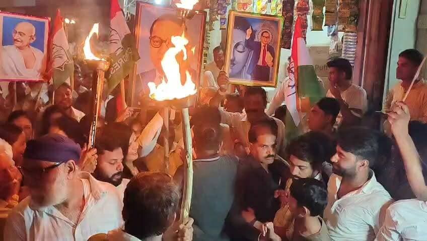 बारां में कांग्रेस ने निकाला मशाल जुलूस, बताया छात्रों की जीत, केन्द्रीय शिक्षा मंत्री धर्मेंद्र प्रधान के इस्तीफे के बाद बारां कांग्रेस ने छात्रों और युवाओं की जीत बताते हुए बारां शहर में मशालें लेकर निकला विजय जुलूस, जुलूस निकालकर प्रताप चौक पर की नारेबाजी।
#dehliprotest #dcdmbaran #baransp #MashalJulus #inc #incbaran #pratapchowkbaran #barancongress