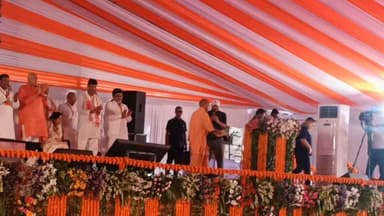 उरई में गरजे मुख्यमंत्री योगी आदित्यनाथ, जालौन को ₹1273.96 करोड़ की 374 विकास परियोजनाओं की सौगात; सपा-कांग्रेस पर बोला तीखा हमला
इंदिरा स्टेडियम से विकास, कानून-व्यवस्था, रोजगार और बुंदेलखंड के भविष्य का खाका पेश किया, लाभार्थियों को वितरित किए प्रमाण पत्र व स्वीकृति पत्र
उत्तर प्रदेश के मुख्यमंत्री योगी आदित्यनाथ शनिवार को जालौन जनपद के उरई स्थित इंदिरा स्टेडियम पहुंचे, जहां उन्होंने जनसभा को संबोधित करते हुए जनपद को ₹1273.96 करोड़ की लागत वाली 374 विकास परियोजनाओं की सौगात दी। इनमें 296 परियोजनाओं का शिलान्यास और 78 परियोजनाओं का लोकार्पण शामिल है।
मुख्यमंत्री ने उरई तहसील के नवीन भवन का भी लोकार्पण किया तथा विभिन्न सरकारी योजनाओं के लाभार्थियों को स्वीकृति पत्र, चेक और कृषि यंत्र वितरित कर सम्मानित किया।
मुख्यमंत्री ने अपने संबोधन की शुरुआत वैरागढ़ और महर्षि वेदव्यास की तपोभूमि को नमन करते हुए की। उन्होंने कहा कि जालौन की हरी मटर ने पूरे देश ही नहीं बल्कि विश्व स्तर पर अपनी अलग पहचान बनाई है। उन्होंने रानी लक्ष्मीबाई, तात्या टोपे, कालपी की ऐतिहासिक विरासत, मदिरालालपुर सूर्य मंदिर और कालपी के कागज उद्योग का उल्लेख करते हुए कहा कि जालौन और बुंदेलखंड का गौरवशाली इतिहास आज विकास की नई इबारत लिख रहा है।
मुख्यमंत्री ने कहा कि बुंदेलखंड एक्सप्रेसवे बनने से जालौन की कनेक्टिविटी मजबूत हुई है और अब यह क्षेत्र विकसित बुंदेलखंड का प्रवेश द्वार बन चुका है। उन्होंने बताया कि जालौन तेजी से सोलर एनर्जी हब के रूप में विकसित हो रहा है।
औद्योगिक क्षेत्र के लिए भूमि अधिग्रहण की प्रक्रिया जारी है, जिससे नए उद्योग स्थापित होंगे और स्थानीय युवाओं को रोजगार मिलेगा।
उन्होंने कहा कि सरकार का उद्देश्य ऐसा वातावरण तैयार करना है जिससे युवाओं को रोजगार की तलाश में दूसरे राज्यों की ओर पलायन न करना पड़े।
अपने संबोधन में मुख्यमंत्री ने समाजवादी पार्टी और कांग्रेस पर तीखा हमला बोलते हुए कहा कि पहले बुंदेलखंड के विकास के लिए आने वाला धन सैफई के नाच-गाने और सीमित क्षेत्रों में खर्च कर दिया जाता था, जिससे पूरा बुंदेलखंड वर्षों तक पिछड़ा रहा।
उन्होंने आरोप लगाया कि पूर्ववर्ती सरकारों में सरकारी नौकरियों में भाई-भतीजावाद और जातिवाद हावी था, जबकि वर्तमान सरकार में पारदर्शी भर्ती प्रक्रिया के माध्यम से योग्य युवाओं को बिना भेदभाव रोजगार दिया जा रहा है।
उन्होंने कहा कि डबल इंजन की सरकार सबका साथ, सबका विकास और सबका विश्वास के सिद्धांत पर कार्य कर रही है।
मुख्यमंत्री ने कानून-व्यवस्था का उल्लेख करते हुए कहा कि उत्तर प्रदेश में माफिया राज समाप्त करने का अभियान लगातार जारी है।
माफियाओं की अवैध संपत्तियां जब्त की जा रही हैं और अपराधियों को कानून के दायरे में लाया जा रहा है।
उन्होंने कहा कि आज प्रदेश का व्यापारी सुरक्षित महसूस कर रहा है और निवेश का माहौल बेहतर हुआ है।
नीट पेपर लीक और नकल माफियाओं के मुद्दे पर मुख्यमंत्री ने कहा कि प्रधानमंत्री नरेंद्र मोदी के नेतृत्व में सरकार ने स्पष्ट कर दिया है कि युवाओं के भविष्य से खिलवाड़ करने वालों को बख्शा नहीं जाएगा।
उन्होंने कहा कि दोषियों पर कठोर कार्रवाई की जा रही है, कई लोगों को जेल भेजा गया है और नकल माफियाओं के खिलाफ सख्त कानून लागू किए गए हैं।
उन्होंने कहा कि छात्रों के साथ अन्याय किसी भी कीमत पर स्वीकार नहीं किया जाएगा।
मुख्यमंत्री ने जनपद के जनप्रतिनिधियों और कार्यकर्ताओं का अभिवादन करते हुए सभी विधायकों से विकास कार्यों को और गति देने का आह्वान किया।
उन्होंने कहा कि केंद्र और प्रदेश सरकार की जनकल्याणकारी योजनाओं का लाभ बिना किसी भेदभाव के अंतिम व्यक्ति तक पहुंचाया जा रहा है।
कार्यक्रम में हजारों की संख्या में लोग मौजूद रहे।
मुख्यमंत्री के स्वागत के लिए सुबह से ही बड़ी संख्या में भाजपा कार्यकर्ता, जनप्रतिनिधि और आम नागरिक इंदिरा स्टेडियम पहुंचे थे।
पूरे परिसर में उत्साह का माहौल देखने को मिला।
सुरक्षा व्यवस्था के मद्देनजर पुलिस लाइन से इंदिरा स्टेडियम तक पूरे मार्ग पर भारी पुलिस बल तैनात किया गया था।
ड्रोन कैमरों, सीसीटीवी और सुरक्षा एजेंसियों की निगरानी में कार्यक्रम शांतिपूर्ण ढंग से संपन्न हुआ।
प्रशासनिक अधिकारियों ने पूरे कार्यक्रम के दौरान सुरक्षा व्यवस्था पर लगातार नजर बनाए रखी।
#Jalaun #Orai #CMYogiAdityanath #YogiInJalaun #Bundelkhand #Development #1273Crore #374Projects #BJP #DoubleEngineGovernment #UttarPradesh #IndiraStadium #BreakingNews #JalaunNews #UPNews #BundelkhandExpressway #SolarEnergy #LawAndOrder #DevelopmentNews