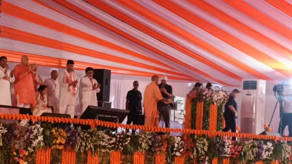 उरई में गरजे मुख्यमंत्री योगी आदित्यनाथ, जालौन को ₹1273.96 करोड़ की 374 विकास परियोजनाओं की सौगात; सपा-कांग्रेस पर बोला तीखा हमला
इंदिरा स्टेडियम से विकास, कानून-व्यवस्था, रोजगार और बुंदेलखंड के भविष्य का खाका पेश किया, लाभार्थियों को वितरित किए प्रमाण पत्र व स्वीकृति पत्र
उत्तर प्रदेश के मुख्यमंत्री योगी आदित्यनाथ शनिवार को जालौन जनपद के उरई स्थित इंदिरा स्टेडियम पहुंचे, जहां उन्होंने जनसभा को संबोधित करते हुए जनपद को ₹1273.96 करोड़ की लागत वाली 374 विकास परियोजनाओं की सौगात दी। इनमें 296 परियोजनाओं का शिलान्यास और 78 परियोजनाओं का लोकार्पण शामिल है।
मुख्यमंत्री ने उरई तहसील के नवीन भवन का भी लोकार्पण किया तथा विभिन्न सरकारी योजनाओं के लाभार्थियों को स्वीकृति पत्र, चेक और कृषि यंत्र वितरित कर सम्मानित किया।
मुख्यमंत्री ने अपने संबोधन की शुरुआत वैरागढ़ और महर्षि वेदव्यास की तपोभूमि को नमन करते हुए की। उन्होंने कहा कि जालौन की हरी मटर ने पूरे देश ही नहीं बल्कि विश्व स्तर पर अपनी अलग पहचान बनाई है। उन्होंने रानी लक्ष्मीबाई, तात्या टोपे, कालपी की ऐतिहासिक विरासत, मदिरालालपुर सूर्य मंदिर और कालपी के कागज उद्योग का उल्लेख करते हुए कहा कि जालौन और बुंदेलखंड का गौरवशाली इतिहास आज विकास की नई इबारत लिख रहा है।
मुख्यमंत्री ने कहा कि बुंदेलखंड एक्सप्रेसवे बनने से जालौन की कनेक्टिविटी मजबूत हुई है और अब यह क्षेत्र विकसित बुंदेलखंड का प्रवेश द्वार बन चुका है। उन्होंने बताया कि जालौन तेजी से सोलर एनर्जी हब के रूप में विकसित हो रहा है।
औद्योगिक क्षेत्र के लिए भूमि अधिग्रहण की प्रक्रिया जारी है, जिससे नए उद्योग स्थापित होंगे और स्थानीय युवाओं को रोजगार मिलेगा।
उन्होंने कहा कि सरकार का उद्देश्य ऐसा वातावरण तैयार करना है जिससे युवाओं को रोजगार की तलाश में दूसरे राज्यों की ओर पलायन न करना पड़े।
अपने संबोधन में मुख्यमंत्री ने समाजवादी पार्टी और कांग्रेस पर तीखा हमला बोलते हुए कहा कि पहले बुंदेलखंड के विकास के लिए आने वाला धन सैफई के नाच-गाने और सीमित क्षेत्रों में खर्च कर दिया जाता था, जिससे पूरा बुंदेलखंड वर्षों तक पिछड़ा रहा।
उन्होंने आरोप लगाया कि पूर्ववर्ती सरकारों में सरकारी नौकरियों में भाई-भतीजावाद और जातिवाद हावी था, जबकि वर्तमान सरकार में पारदर्शी भर्ती प्रक्रिया के माध्यम से योग्य युवाओं को बिना भेदभाव रोजगार दिया जा रहा है।
उन्होंने कहा कि डबल इंजन की सरकार सबका साथ, सबका विकास और सबका विश्वास के सिद्धांत पर कार्य कर रही है।
मुख्यमंत्री ने कानून-व्यवस्था का उल्लेख करते हुए कहा कि उत्तर प्रदेश में माफिया राज समाप्त करने का अभियान लगातार जारी है।
माफियाओं की अवैध संपत्तियां जब्त की जा रही हैं और अपराधियों को कानून के दायरे में लाया जा रहा है।
उन्होंने कहा कि आज प्रदेश का व्यापारी सुरक्षित महसूस कर रहा है और निवेश का माहौल बेहतर हुआ है।
नीट पेपर लीक और नकल माफियाओं के मुद्दे पर मुख्यमंत्री ने कहा कि प्रधानमंत्री नरेंद्र मोदी के नेतृत्व में सरकार ने स्पष्ट कर दिया है कि युवाओं के भविष्य से खिलवाड़ करने वालों को बख्शा नहीं जाएगा।
उन्होंने कहा कि दोषियों पर कठोर कार्रवाई की जा रही है, कई लोगों को जेल भेजा गया है और नकल माफियाओं के खिलाफ सख्त कानून लागू किए गए हैं।
उन्होंने कहा कि छात्रों के साथ अन्याय किसी भी कीमत पर स्वीकार नहीं किया जाएगा।
मुख्यमंत्री ने जनपद के जनप्रतिनिधियों और कार्यकर्ताओं का अभिवादन करते हुए सभी विधायकों से विकास कार्यों को और गति देने का आह्वान किया।
उन्होंने कहा कि केंद्र और प्रदेश सरकार की जनकल्याणकारी योजनाओं का लाभ बिना किसी भेदभाव के अंतिम व्यक्ति तक पहुंचाया जा रहा है।
कार्यक्रम में हजारों की संख्या में लोग मौजूद रहे।
मुख्यमंत्री के स्वागत के लिए सुबह से ही बड़ी संख्या में भाजपा कार्यकर्ता, जनप्रतिनिधि और आम नागरिक इंदिरा स्टेडियम पहुंचे थे।
पूरे परिसर में उत्साह का माहौल देखने को मिला।
सुरक्षा व्यवस्था के मद्देनजर पुलिस लाइन से इंदिरा स्टेडियम तक पूरे मार्ग पर भारी पुलिस बल तैनात किया गया था।
ड्रोन कैमरों, सीसीटीवी और सुरक्षा एजेंसियों की निगरानी में कार्यक्रम शांतिपूर्ण ढंग से संपन्न हुआ।
प्रशासनिक अधिकारियों ने पूरे कार्यक्रम के दौरान सुरक्षा व्यवस्था पर लगातार नजर बनाए रखी।
#Jalaun #Orai #CMYogiAdityanath #YogiInJalaun #Bundelkhand #Development #1273Crore #374Projects #BJP #DoubleEngineGovernment #UttarPradesh #IndiraStadium #BreakingNews #JalaunNews #UPNews #BundelkhandExpressway #SolarEnergy #LawAndOrder #DevelopmentNews