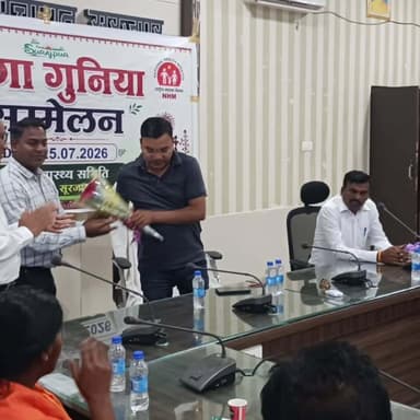 कलेक्टर श्रीमती रेना जमील के निर्देश में सूरजपुर में जिला स्तरीय बैगा-गुनिया सम्मेलन आयोजित किया गया। सम्मेलन में सर्पदंश, टीबी एवं मौसमी बीमारियों से बचाव, समय पर उपचार तथा जनजागरूकता पर विशेष जोर दिया गया। साथ ही पारंपरिक औषधीय ज्ञान के संरक्षण एवं वर्षा ऋतु में मुनगा (सहजन) के अधिकाधिक पौधरोपण का संदेश दिया गया। 🌱
#Surajpur #PublicHealth #SnakebiteAwareness #TBFreeIndia
@chhattisgarhcmo @dpr.chhattisgarh @healthcggov