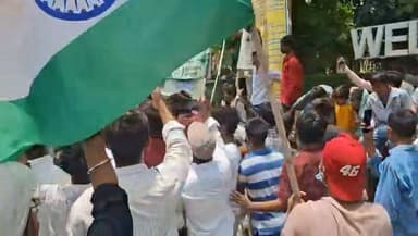 गोपालगंज में धरना प्रदर्शन के दौरान पोस्टर पर युवाओं ने उतारा गुस्सा, शहर के आंबेडकर चौक पर सीएम के आगमन को लेकर स्वागत में लगाए गए थे पोस्टर।
#cjp #NEETProtest #protest #cockroach #gopalganj #bigupdate #VIRAL