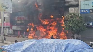 कोटा शहर के अंदर घोड़े वाले चौराहे के पास लगी भीषण आग बात का शोरूम जल के हुआ खाख आग बढ़ती जा रही है बचाव कार्य जारी।।
#KotaNews #BajajShowroomFire #BreakingNews
#kotacity #RajasthanNews #FireAccident