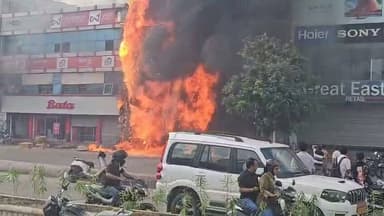 कोटा शहर के अंदर घोड़े वाले चौराहे के पास लगी भीषण आग बात का शोरूम जल के हुआ खाख आग बढ़ती जा रही है बचाव कार्य जारी।।
#KotaNews #BajajShowroomFire #BreakingNews
#kotacity #RajasthanNews #FireAccident