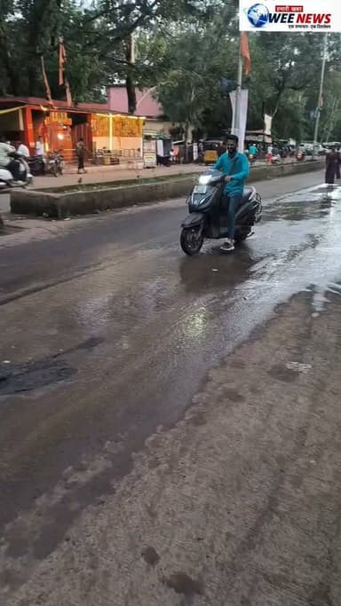 सिविल कोर्ट के सामने सड़क के नीचे दबी नर्मदा पेयजल पाइपलाइन फूटी, सड़क पर बह गया हजारों लीटर पानी, देखें VIDEO WeeNews