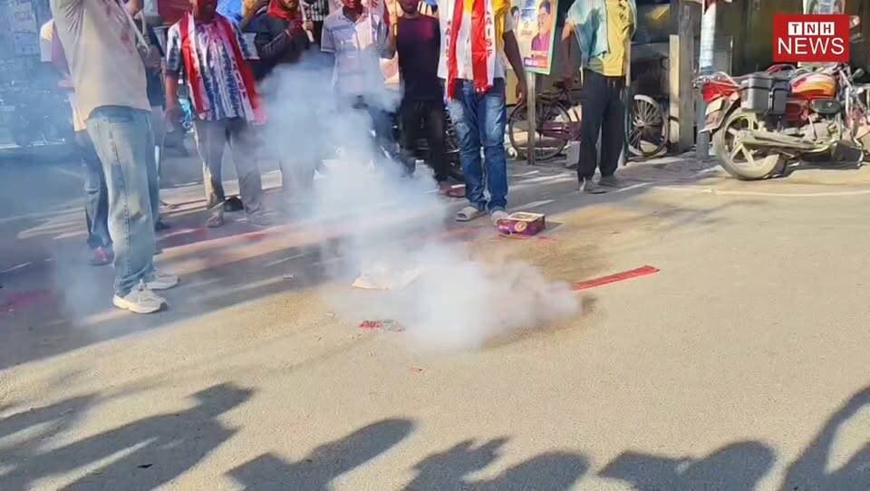 "धर्मेंद्र प्रधान के इस्तीफे के बाद बेगूसराय में जश्न! AISF छात्र नेताओं ने लगाया गुलाल, एक-दूसरे को खिलाई मिठाई"
#DharmendraPradhan #Resignation #Begusarai #StudentProtest #AISC #StudentLeader #Bihar #Education #BreakingNews #TheNewsHalt #ViralVideo #NewsUpdate #StudentsVictory #BiharNews #TrendingNews