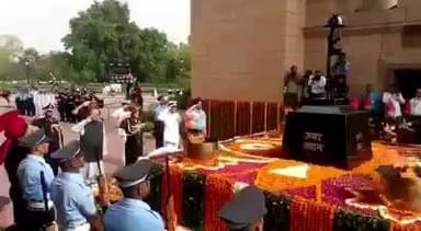 #कारगिल_विजय_दिवस
यह दिन है उन शहीदों को याद कर अपने श्रद्धा-सुमन अर्पण करने का, जो हँसते-हँसते मातृभूमि की रक्षा करते हुए वीरगति को प्राप्त हुए। युद्ध के अमर शहीदों को युग की तरफ से भावभीनी श्रद्धांजलि..!!