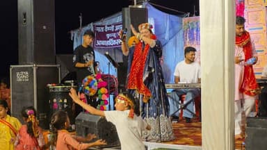 #KulluNews #devbhoomiकुल्लू जिला के आखाड़ा बाज़ार में माता वैष्णो जागरण कमेटी के द्वारा आयोजित 22 वाँ विशाल भगवती जागरण में हमीरपुर की भजन गायिका जोनी ठाकुर की मधुर आवाज में बाबा बालक रूपी का गुणगान,