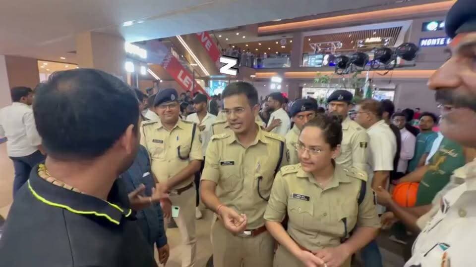 तेज प्रताप यादव को पुलिस ने एक मॉल से गिरफ्तार कर लिया, किसी गुप्त जगह पर पुलिस उन्हें लेकर गई है।#TejpratapYadav #बिहार #पटना #BiharPolice #Arest