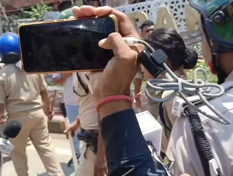 बिहार बंदी के दौरान जब एक छत्र नारा लगाते हुए आया तब प्रशासन ने उसको हिरासत मे लेने का प्रयास किया ! तभी पुलिस की बड़ी पदाधिकारी मैडम की एंट्री होती है और कहती है कि लड़के को जाने दीजिए आंदोलन और नारेबाजी उनका हक है ! आप और हम सब मिलकर #lawandorder की स्थिति को बनाए रखें !
क्या कहेंगे ऐसे जिंदा दिल पुलिस वालों को !#Bharatcrimelivenews #viralvidio #biharpolice #studentprotest #biharband #bjp #rjd #aisa #cjp #jantarmantar #rjd