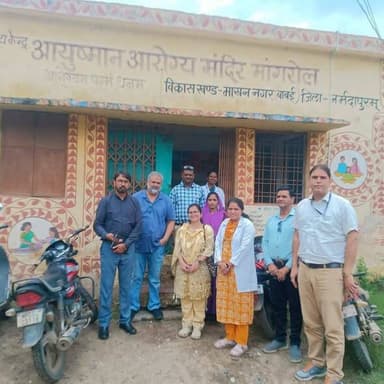 🔹टीबी मुक्त भारत अभियान के तहत केंद्रीय एवं राज्य स्तरीय संयुक्त टीम ने किया नर्मदापुरम जिले का भ्रमण
🔹एआई आधारित टीबी स्क्रीनिंग टूल सहित विभिन्न स्वास्थ्य सेवाओं की मॉनिटरिंग एवं मूल्यांकन किया गया
➡️ टीबी मुक्त भारत अभियान के प्रभावी क्रियान्वयन एवं नवाचारों की समीक्षा के उद्देश्य से शनिवार को केंद्रीय एवं राज्य स्तरीय संयुक्त टीम ने नर्मदापुरम जिले का भ्रमण किया। भ्रमण के दौरान टीम ने जिले में संचालित टीबी नियंत्रण गतिविधियों का निरीक्षण कर एक्स-रे, एनएएटी (NAAT) टेस्टिंग, टीपीटी (टीबी प्रिवेंटिव ट्रीटमेंट), डीबीटी (डायरेक्ट बेनिफिट ट्रांसफर) सहित विभिन्न सेवाओं की प्रगति एवं गुणवत्ता का मूल्यांकन किया। भ्रमण के दौरान टीम ने वाधवानी ग्रुप द्वारा विकसित 'कफ अगेंस्ट टीबी' (Cough Against TB) एआई आधारित स्क्रीनिंग टूल की भी मॉनिटरिंग की। यह आधुनिक तकनीक खांसी की ध्वनि, रोग के लक्षणों एवं सह-रुग्णताओं का विश्लेषण कर पल्मोनरी टीबी की कम लागत वाली पॉइंट-ऑफ-केयर स्क्रीनिंग में सहायता प्रदान करती है। टीम ने जिले में इस नवाचार के उपयोग एवं प्रभावशीलता का भी आकलन किया।
संयुक्त टीम ने माखननगर विकासखंड के आयुष्मान आरोग्य मंदिर शुक्करवाड़ कला, मांगरोल, बज्जरवारा तथा डोलरिया विकासखंड के पांजरा कला स्वास्थ्य केंद्रों का निरीक्षण किया। इस दौरान सामुदायिक स्वास्थ्य अधिकारियों (सीएचओ) से टीबी नियंत्रण कार्यक्रम के संचालन, स्क्रीनिंग, जांच एवं उपचार संबंधी व्यवस्थाओं की विस्तृत जानकारी प्राप्त की गई। टीम ने जिला टीबी केंद्र का भी भ्रमण कर उपलब्ध सुविधाओं एवं कार्यक्रम के संचालन की समीक्षा की। भ्रमण के दौरान टीम में दिल्ली से डॉ. नीरज अग्रवाल एवं डॉ. आसिफ, मुख्य चिकित्सा एवं स्वास्थ्य अधिकारी डॉ. नरसिंह गहलोत, जिला क्षय अधिकारी डॉ. प्रियंका दुबे, डॉ. संजय पुरोहित, जिला कार्यक्रम समन्वयक (डीपीसी) श्री विशेष दुबे तथा एसटीएस श्री देवनारायण खापरे सहित स्वास्थ्य विभाग के अधिकारी उपस्थित रहे।
#narmadapuram CM Madhya Pradesh Dr Mohan Yadav Jansampark Madhya Pradesh Directorate of Health Services, Madhya Pradesh General Administration Department, MP Panchayat, Rural Development and Social Welfare Department of Madhya Pradesh