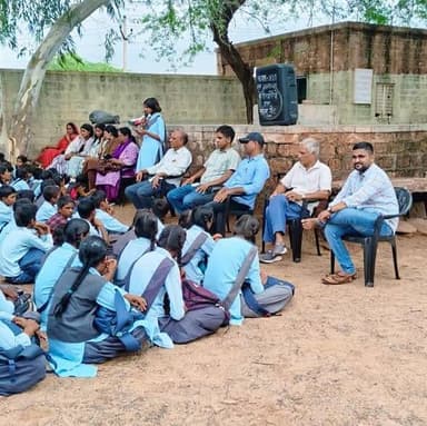 कारगिल के वीरों को दी श्रद्धांजलि, विद्यार्थियों ने देशभक्ति गीतों से जगाया राष्ट्रप्रेम
ओसियां. शहीद भवानी सिंह चौहान राजकीय उच्च माध्यमिक विद्यालय, भेरूसागर में शनिवार को कारगिल विजय दिवस श्रद्धा एवं उत्साह के साथ मनाया गया। कार्यक्रम की शुरुआत राष्ट्रगान एवं भारत माता के जयघोष से हुई। इसके बाद विद्यार्थियों और शिक्षकों ने कारगिल युद्ध के अमर शहीदों को पुष्पांजलि अर्पित कर दो मिनट का मौन रखकर श्रद्धांजलि दी।
प्रधानाचार्य कानाराम चौधरी ने कारगिल युद्ध में भारतीय सैनिकों के अदम्य साहस, वीरता और सर्वोच्च बलिदान को याद करते हुए विद्यार्थियों से राष्ट्रसेवा, अनुशासन और देशभक्ति की भावना को जीवन में अपनाने का आह्वान किया। इस दौरान कक्षा 12 की रेणुका व पार्वती, कक्षा 11 की रोशनी तथा कक्षा 6 की भावना सहित विद्यार्थियों ने देशभक्ति गीत, भाषण और कविताओं की प्रस्तुति देकर वातावरण को राष्ट्रभक्ति से ओत-प्रोत कर दिया।
इतिहास व्याख्याता आदुराम चौधरी ने विद्यार्थियों से वीर शहीदों के आदर्शों पर चलने का संदेश दिया। कार्यक्रम का संचालन वरिष्ठ व्याख्याता भोमाराम सियोल ने किया। अंत में विद्यालय परिवार ने देश की एकता, अखंडता और राष्ट्रहित के लिए सदैव समर्पित रहने का संकल्प लिया।
इस अवसर पर प्राचार्य लक्ष्मणराम, मुनिराज मीणा, अनिता मील, अनुसूया, मोनिका शर्मा सहित विद्यालय का समस्त स्टाफ उपस्थित रहा।
