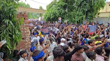 हरदोई में भीम आर्मी चीफ के आह्वान पर कम समय में उमड़ी भीड़ ने एक संदेश साफ कर दिया राजनीति में खाली जगह कभी खाली नहीं रहती। जब पुराने दल बड़े वर्ग की बेचैनी को नहीं सुनते, तो नए मंच और नए चेहरे उस जगह को भरने लगते हैं। हरदोई का यह जनसैलाब उसी बदलते राजनीतिक भूगोल की आहट है। किसी राजनीतिक रैली में भीड़ जुटना कोई बड़ी बात नहीं लेकिन किसी विरोध प्रदर्शन के लिए इतनी उमड़ी भीड़ बहुत दिन बाद नजर आई जाहिर है कि यूपी में नए राजनीतिक समीकरण पनपने लगे है
#ChandrashekharAzad