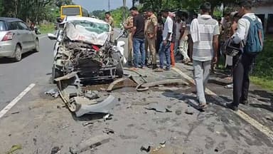 #नकहा: केवलपुरवा गांव में श्री जवाहर उच्चतर माध्यमिक विद्यालय के पास अनुबंधित रोडवेज बस में पीछे से घुसी कार.... कार के उड़े परखच्चे कार ड्राइव कर रहे डॉक्टर मोहित वर्मा घायल.... एयरबैग खुलने से बची जान मौके पर पहुंची नकहा चौकी पुलिस ने घायलों को भेजा अस्पताल...