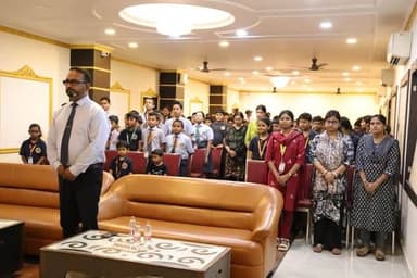 कारगिल के अमर वीरों को नमन, देशभक्ति के रंग में रंगा जीजीसीईटी सेंट जेवियर्स इंटरनेशनल स्कूल
गीत, नृत्य और ओजस्वी भाषणों से विद्यार्थियों ने शहीदों के शौर्य को किया याद, राष्ट्रप्रेम का दिया संदेश
धनबाद, 25 जुलाई : कारगिल विजय दिवस के अवसर पर जी.जी.सी.ई.टी. सेंट जेवियर्स इंटरनेशनल स्कूल के सभागार में शनिवार को श्रद्धा, सम्मान और राष्ट्रभक्ति से ओतप्रोत कार्यक्रम का आयोजन किया गया। कार्यक्रम की शुरुआत विद्यालय के प्राचार्य श्री इंद्रनाथ सिन्हा एवं शिक्षकों द्वारा कारगिल युद्ध के अमर शहीदों के चित्र पर पुष्प अर्पित कर भावभीनी श्रद्धांजलि देने के साथ हुई।
इस अवसर पर विद्यार्थियों ने देशभक्ति गीत, नृत्य तथा हिंदी एवं अंग्रेजी में प्रभावशाली भाषण प्रस्तुत कर उपस्थित सभी लोगों को भावविभोर कर दिया। ‘वो मिट्टी के बेटे’, ‘ऐ मेरे वतन के लोगों’ और ‘भारत मेरा जान से प्यारा है’ जैसे देशभक्ति गीतों की प्रस्तुति ने पूरे सभागार को राष्ट्रप्रेम के रंग में रंग दिया। छात्रों ने कारगिल के रणबांकुरों के अदम्य साहस, शौर्य और सर्वोच्च बलिदान को याद करते हुए देश की एकता और अखंडता की रक्षा का संकल्प भी दोहराया।
विद्यालय के प्राचार्य श्री इंद्रनाथ सिन्हा ने अपने संबोधन में कहा कि कारगिल विजय दिवस केवल एक ऐतिहासिक विजय का प्रतीक नहीं, बल्कि देश के लिए सर्वस्व न्योछावर करने वाले वीर सैनिकों के अदम्य साहस और त्याग का स्मरण कराने का अवसर है। उन्होंने कहा कि ऐसे आयोजन विद्यार्थियों में राष्ट्रप्रेम, अनुशासन, कर्तव्यनिष्ठा और देशसेवा की भावना को सुदृढ़ करते हैं तथा उन्हें जिम्मेदार नागरिक बनने की प्रेरणा देते हैं।
कार्यक्रम का समापन राष्ट्रगान के साथ हुआ। इस अवसर पर विद्यालय के शिक्षक-शिक्षिकाओं के साथ बड़ी संख्या में छात्र-छात्राएं उपस्थित रहे।