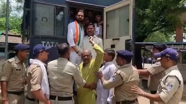 📍निवाड़ी | मुख्यमंत्री डॉ. मोहन यादव के दौरे से पहले कांग्रेस कार्यकर्ताओं को पुलिस ने लिया हिरासत में
मुख्यमंत्री डॉ. मोहन यादव के निवाड़ी दौरे से पहले पुलिस ने कांग्रेस के कुछ कार्यकर्ताओं को हिरासत में लिया। हिरासत में लिए जाने के दौरान कांग्रेस कार्यकर्ताओं ने राज्य सरकार और पुलिस प्रशासन के खिलाफ नारेबाजी की।
प्रदर्शन के दौरान कार्यकर्ताओं ने "जब-जब मोहन डरता है, पुलिस को आगे करता है" जैसे राजनीतिक नारे लगाए। मौके पर पर्याप्त पुलिस बल तैनात रहा और स्थिति शांतिपूर्ण एवं नियंत्रण में रही।
घटना को लेकर राजनीतिक माहौल गर्म है। इस मामले पर आपकी क्या राय है? कमेंट करके अपनी प्रतिक्रिया जरूर दें।
#Niwari #MohanYadav #Congress #BJP #MadhyaPradesh #MPPolitics #BreakingNews #PoliticalNews #BundeliBhaukaalNews #ViralNews