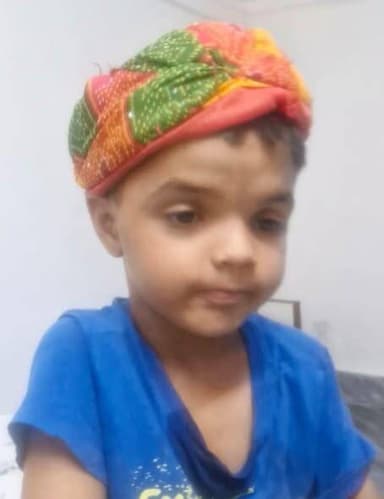 ग्रेटर नोएडा के नॉलेज पार्क थाना क्षेत्र स्थित कलाधाम सोसाइटी से एक बेहद दर्दनाक खबर सामने आई है। यहां करीब 10 से 15 फीट गहरे खुले गड्ढे में गिरने से 6 वर्षीय मासूम अवयान की मौत हो गई। इस हादसे के बाद पूरे परिवार में कोहराम मचा हुआ है, जबकि सोसाइटी के लोगों में डर और गुस्से का माहौल है।
बताया जा रहा है कि मासूम खेलते-खेलते खुले गड्ढे के पास पहुंच गया और अचानक उसमें गिर गया। हादसे की सूचना मिलते ही अफरा-तफरी मच गई। बच्चे को बचाने की कोशिश की गई, लेकिन उसकी जान नहीं बच सकी।
घटना के बाद पुलिस मौके पर पहुंची और शव को कब्जे में लेकर पोस्टमार्टम के लिए भेज दिया। मौके पर एसडीएम समेत कई प्रशासनिक और पुलिस अधिकारी भी पहुंचे और पूरे मामले की जांच शुरू कर दी गई है।
स्थानीय लोगों का कहना है कि सोसाइटी के अंदर इतना गहरा गड्ढा लंबे समय से खुला पड़ा था। उनका आरोप है कि सुरक्षा के पर्याप्त इंतजाम नहीं किए गए, जिससे यह दर्दनाक हादसा हुआ। हालांकि, इस संबंध में जिम्मेदारी और कारणों का निर्धारण जांच के बाद ही स्पष्ट होगा।
फिलहाल मासूम अवयान की मौत ने पूरे इलाके को झकझोर कर रख दिया है। अब सभी की नजर इस बात पर है कि जांच के बाद जिम्मेदारों के खिलाफ क्या कार्रवाई होती है और भविष्य में ऐसे हादसों को रोकने के लिए क्या कदम उठाए जाते हैं।
#GreaterNoida
#KalaDhamSociety
#JusticeForAvyaan
#SafetyNegligence
#KnowledgePark