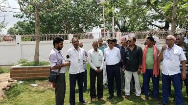 🇮🇳 27 साल में पहली बार! अरवल के कारगिल पार्क में शहीद दिवस और आजादी दिवस का भव्य आयोजन 🇮🇳
अरवल जिले के लिए आज का दिन ऐतिहासिक और गर्व का क्षण रहा। 26 जुलाई 1999 के कारगिल युद्ध में भारत की ऐतिहासिक विजय की स्मृति में पहली बार कारगिल पार्क में शहीद दिवस एवं आजादी दिवस का आयोजन किया गया।
कार्यक्रम में उपस्थित लोगों ने कारगिल युद्ध में अपने प्राणों की आहुति देने वाले 527 अमर शहीदों को श्रद्धासुमन अर्पित किए और उनके अदम्य साहस, बलिदान एवं देशभक्ति को नमन किया।
इस अवसर पर वक्ताओं ने कहा कि देश के वीर जवानों का बलिदान कभी भुलाया नहीं जा सकता। नई पीढ़ी को शहीदों के संघर्ष और राष्ट्रसेवा से प्रेरणा लेनी चाहिए।
🇮🇳 शत-शत नमन उन सभी वीर सपूतों को, जिनकी बदौलत आज हमारा तिरंगा गर्व से लहराता है।
📍 स्थान: कारगिल पार्क, अरवल (बिहार)
🗓️ तारीख: 26 जुलाई
PUBLIC KI AWAAZ NEWS
#KargilVijayDiwas #ShaheedDiwas #Arwal #Bihar #IndianArmy #JaiHind #KargilWar #PublicKiAwaazNews #भारत_माता_की_जय Public ki Awaz Public Ki Awaz - News #वीर_शहीदों_को_नमन