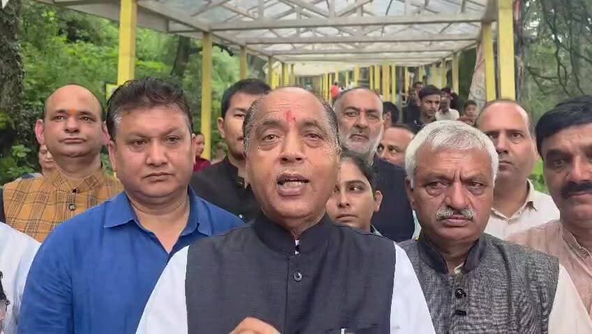 नेता प्रतिपक्ष एवं पूर्व मुख्यमंत्री जयराम ठाकुर ने कांग्रेस सरकार पर भर्ती अनियमितताओं, पेपर लीक और भ्रष्टाचार के मामलों में दोषियों को संरक्षण देने का आरोप लगाया। उन्होंने कहा कि पुलिस भर्ती में मास चीटिंग की शिकायतों के बावजूद निष्पक्ष जांच नहीं हुई और सीबीआई रिपोर्ट में नामित अधिकारियों पर कार्रवाई के बजाय उन्हें अहम जिम्मेदारियां दी गईं।
जयराम ठाकुर ने कांग्रेस के कैंडल मार्च को राजनीतिक अवसरवाद बताते हुए कहा कि प्रदेश का युवा पारदर्शी भर्ती प्रक्रिया चाहता है, लेकिन सरकार युवाओं के भविष्य के साथ विश्वासघात कर रही है।
इस दौरान उन्होंने प्रधानमंत्री नरेंद्र मोदी के 'मन की बात' कार्यक्रम की सराहना करते हुए इसे राष्ट्र निर्माण का अभियान बताया। साथ ही कारगिल के वीर शहीदों को श्रद्धांजलि अर्पित की और 'एक पेड़ मां के नाम' अभियान के तहत अधिक से अधिक पौधे लगाने का आह्वान किया।
आपकी राय क्या है? क्या भर्ती परीक्षाओं में पारदर्शिता सुनिश्चित करने के लिए और सख्त कदम उठाने चाहिए? अपनी राय कमेंट में जरूर बताएं।
#HimachalPradesh #JairamThakur #BJP #Congress #PaperLeak #RecruitmentScam #PoliceRecruitment #Youth #HimachalNews #Shimla #ManKiBaat #PMModi #KargilVijayDiwas #EkPedMaaKeNaam #NStarNews #BreakingNews #HimachalPolitics #Employment #Transparency #IndiaNews