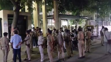 तेज प्रताप यादव गिरफ्तार | आधी रात की कार्रवाई, कोर्ट ने 14 दिन की न्यायिक हिरासत में भेजा..
नीट प्रदर्शन मामले में आधी रात को तेजप्रताप की गिरफ्तारी के बाद कोर्ट ने 14 दिन की न्यायिक हिरासत में जेल भेज दिया। आरोप है कि उन्होंने प्रदर्शन के दौरान भीड़ को उकसाया और तोड़फोड़ की। #Tejpartapyadav #Bihar #NEET