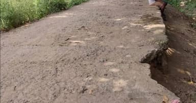 सात निश्चय योजना में धांधली की खुली पोल ! बरौनी प्रखंड के पिपरा देवस पंचायत में पीसीसी सड़क बनी 'मौत का कुआं
संवाददाता मुकेश कुमार बरौनी प्रखंड
जीरोमाइल/बरौनी (बेगूसराय): बरौनी प्रखंड अंतर्गत पिपरा देवास पंचायत से एक गंभीर मामला सामने आया है, जहाँ सरकार की महात्वाकांक्षी 'सात निश्चय योजना' के तहत बनी सड़क घटिया निर्माण और उपेक्षा की भेंट चढ़ चुकी है।जीरोमाइल पावर ग्रिड के समीप लगभग दो वर्ष पूर्व निर्मित पीसीसी (PCC) ढलाई सड़क समय से पहले ही जर्जर होकर टूटने लगी है। सड़क टूटने के साथ-साथ सबसे बड़ा खतरा इसके किनारों पर मंडरा रहा है।किनारों से खिसक नेट्टी, गड्ढे में गिर रहे राहगीरसड़क के दोनों ओर से मिट्टी का कटाव और खिसकाव तेजी से हो रहा है, जिससे सड़क के किनारे जानलेवा गड्ढे बन गए हैं।
रोजाना हादसेः आए दिन अनियंत्रित होकर मोटरसाइकिल और साइकिल सवार इन गड्डों में गिरकर चोटिल हो रहे हैं।
बड़ा खतरा: सड़क की ढलाई नीचे से खोखली हो रही है, जिससे कभी भी कोई बड़ा वाहन धंस सकता है और बड़ी अनहोनी घट सकती है।
"सड़क निर्माण में मानकों की अनदेखी की गई है। ढलाई तो टूट ही रही है, साइड से मिट्टी खिसकने के कारण रात के अंधेरे में चलना किसी खतरे से - स्थानीय पिपरा देवस के ग्रामीण
पंचायत प्रतिनिधि और प्रशासन साधे मौन ग्रामीणों का आरोप है कि इस खतरनाक स्थिति की जानकारी होने के बावजूद न तो पंचायत सचिव और न ही मुखिया जी का ध्यान इस ओरजा रहा है। जनता की सुरक्षा को लेकर जनप्रतिनिधियों और अधिकारियों की यह बेपरवाही किसी बड़े हादसे का इंतजार कर रही है।
ग्रामीणों की मुख्य मांगें
तत्काल मरम्मतः सड़क के किनारों पर अविलंब मिट्टी भराई (सोलिंग/सोल्डर) का कार्य कराया जाए।
जांच की मांगः मात्र दो साल में सड़क टूटने और गुणवत्ताविहीन निर्माण की उच्चस्तरीय जांच हो।
! सुरक्षा के उपाय: जब तक मरम्मत न हो, तब तक दुर्घटना संभावित स्थल पर चेतावनी का संकेत लगाया जाए।
ग्रामीणों ने चेतावनी दी है कि यदि जल्द ही इस सड़क और इसके किनारों की मरम्मत नहीं कराई गई, तो वे जिला प्रशासन के समक्ष विरोध प्रदर्शन करने को मजबूर होंगे