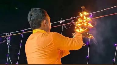 बिहार सरकार के सौ दिन पूरे होने पर हुई गंगा आरती
सिमरिया धाम पर भव्य गंगा आरती एवं पूजन करते डीएम श्रीकांत शास्त्री, एमएलसी सर्वेश कुमार, महापौर पिंकी देवी सहित अन्य पंडित द्वारा गंगा आरती जागरण
संवाददाता मुकेश कुमार बरौनी प्रखंड (बेगूसराय): बिहार सरकार के सौ दिन पूरे होने
के उपलक्ष्य में शनिवार को सिमरिया धाम के रीवर फ्रंट पर जिला प्रशासन की ओर से गंगा आरती एवं सांस्कृतिक कार्यक्रम का आयोजन किया गया। कार्यक्रम में डीएम श्रीकांत शास्त्री, डीडीसी आकाश चौधरी, एमएलसी सर्वेश कुमार, महापौर पिंकी देवी, मुख्य पार्षद बबीता देवी सहित कई जनप्रतिनिधियों एवं अधिकारियों ने मां गंगा की पूजा-अर्चना कर राज्य की सुख-समृद्धि का संकल्प लिया। गंगा आरती के बाद आयोजित
सांस्कृतिक कार्यक्रम में कलाकारों ने भजन, झिझिया, कजरी, छठ गीत तथा गंगा महिमा पर आधारित मनमोहक नृत्य प्रस्तुत कर उपस्थित लोगों का मन मोह लिया। भजन गायकों रुपेश कुमार, पुष्कर, मंटुन कुमार एवं अन्य कलाकारों की प्रस्तुति को भी खूब सराहना मिली। सिमरिया घाट के पुरोहित समाज के पंडित सोनू कुमार झा, प्रभाकर झा, सूरज कुमार झा, मनीष कुमार झा एवं बिहारी झा सुनील झा सहित अन्य आचार्यों ने वैदिक मंत्रोच्चार के बीच गंगा आरती एवं पूजन संपन्न कराया