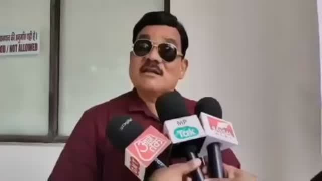 में अकेला चोर नही पूरा सिस्टम चोर है....
ये मध्यप्रदेश के उपयंत्री है...बोले नीचे से लेकर ऊपर मगरमच्छ तक सब खाते है....!! #upyantri #madhypradesh #vdn #vairalvideo #news
