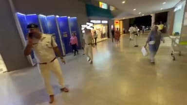14 दिनों की न्यायिक हिरासत में जेल भेजे गए तेज प्रताप यादव कल तेज प्रताप यादव को पुलिस ने एक मॉल से गिरफ्तार किया था....
#TejashwiYadav #mrityunjaytiwari #biharnews #patna #BreakingNews #IndiaNews #neetexam #cockroachjantaparty #AbhijeetDeepke #bharattiwari #bharattiwaricase