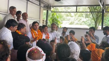 हरित बैसला हजारों समर्थकों के साथ भाजपा में शामिल, खेल राज्य मंत्री गौरव गौतम ने दिलाई सदस्यता
#HaritBaisla
#BJPHaryana
#GauravGautam
#PalwalNews
#HaryanaPolitics
#BJPJoining
#PoliticalUpdate
#Palwal
#HaryanaNews
#BreakingNews
