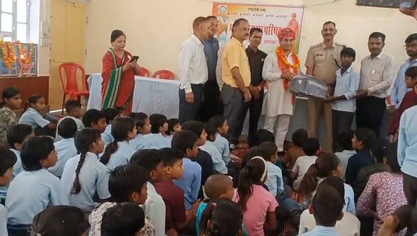 #राजगढ़ शिक्षा और संस्कार से ही होगा सशक्त भारत का निर्माण: राजगढ़ में 180 बच्चों को बांटे स्कूल बैग