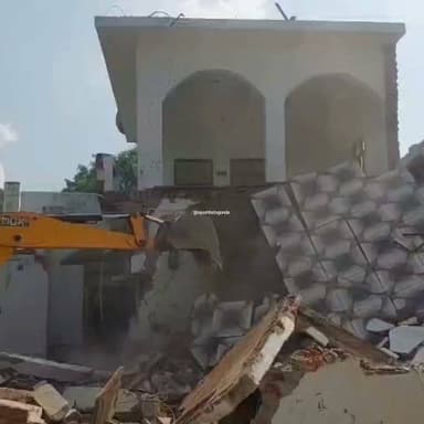कोर्ट की तारीख से पहले तालाब की जमीन से हटाया गया अवैध कब्जा
पूर्व बसपा नेता राजिक उस्मानी के निर्माण पर चला बुलडोजर
दो मंजिला निर्माण, तीन कमरे, बरामदा और बाउंड्रीवाल जमींदोज
शाहपुर गांव के गाटा संख्या 460 स्थित तालाब की भूमि पर हुई कार्रवाई
2015 से लंबित अवमानना याचिका से जुड़ा है मामला
29 जुलाई को हाईकोर्ट की लखनऊ पीठ में प्रस्तावित है आदेश
सुनवाई से पहले राजस्व विभाग ने तालाब की जमीन कराई कब्जामुक्त
कार्रवाई के बाद पूरे क्षेत्र में चर्चा का विषय बना मामला
#Gonda #BreakingNews #Nawabganj #BulldozerAction #HighCourt #Encroachment #UPNews