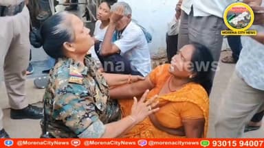 अस्पताल में इलाज में देरी का आरोप, युवक की मौ.त के बाद जिला अस्पताल और कलेक्टर बंगले पर हंगामा
मुरैना जिले के हड़वासी निवासी बंटी शाक्य (36 वर्ष), पुत्र रामदीन की अचानक तबियत खराब होने पर परिजन जिला चिकित्सालय मुरैना लेकर पहुंचे। परिजनों का आरोप है कि ड्यूटी पर मौजूद डॉक्टरों ने समय पर उचित उपचार नहीं किया, जिससे इलाज में देरी हुई और बंटी शाक्य की मौ.त हो गई।
युवक की मौ.त से आक्रोशित परिजनों ने जिला चिकित्सालय परिसर में हंगामा किया। इसके बाद वे कलेक्टर बंगले भी पहुंचे और अस्पताल प्रशासन पर गंभीर लापरवाही के आरोप लगाए।
सूचना मिलने पर एसडीएम और पुलिस अधिकारी मौके पर पहुंचे। अधिकारियों ने परिजनों से बातचीत कर उन्हें समझाइश दी, जिसके बाद मामला शांत हुआ।
#मुरैना #morena #अस्पताल