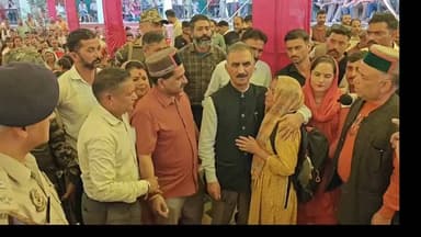 धर्मशाला ।। News123 ।। मुख्यमंत्री ठाकुर सुखविंद्र सिंह सुक्खू काँगड़ा जिला के शाहपुर विधानसभा क्षेत्र की बोह घाटी के आपदा प्रभावित परिवारों से मिलते हुए
#News123 #dharamshala_smartcity #shahpur