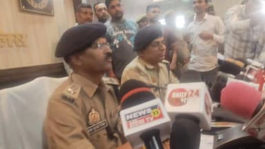 🚨 चित्रकूट गैंगरेप मामले में पुलिस की बड़ी कार्रवाई 🚨
देवांगना घाटी में छात्रा के साथ हुए गैंगरेप मामले में पुलिस ने तीनों वांछित आरोपियों को गिरफ्तार कर लिया है। इनमें एक आरोपी पुलिस मुठभेड़ में पैर में गोली लगने के बाद गिरफ्तार हुआ, जबकि अन्य दो आरोपियों को भी पुलिस ने दबोच लिया।
पुलिस के अनुसार, आरोपियों पर ₹50-50 हजार का इनाम घोषित था। कार्रवाई के दौरान घटना में प्रयुक्त मोटरसाइकिल, 2 तमंचे और कारतूस भी बरामद किए गए। मुठभेड़ में एक पुलिसकर्मी भी घायल हुआ।
यह जानकारी पुलिस द्वारा जारी आधिकारिक प्रेस विज्ञप्ति के आधार पर साझा की गई है। मामले की आगे की विधिक कार्रवाई जारी है।
#चित्रकूट #Chitrakoot #DevanganaGhat #GangRapeCase #PoliceAction #Encounter #CrimeNews #UPPolice #BreakingNews #Arrest #LawAndOrder #Justice #HindiNews #उत्तरप्रदेश #चित्रकूट_पुलिस